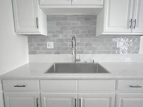 2nd image of 833 Fedora St