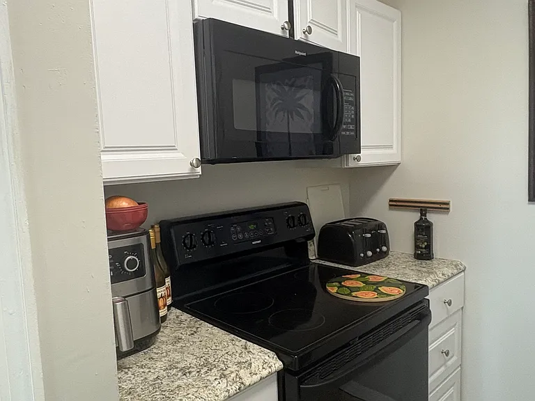 190 Pompano Dr SE #C — Photo 6