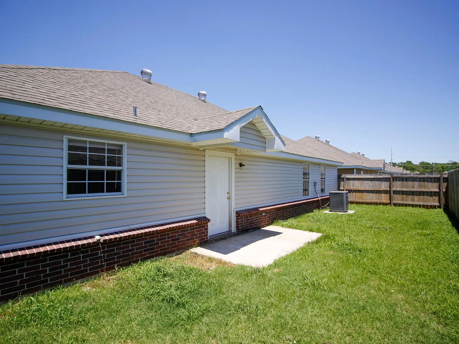 3 bed, 1800 sqft, $1,600 — Photo 2
