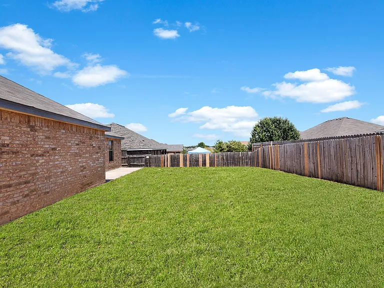 300 Curtis Dr — Photo 23