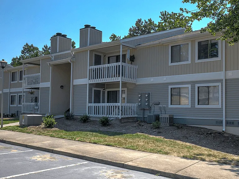 Eastchester Ridge Apartments — Photo 11