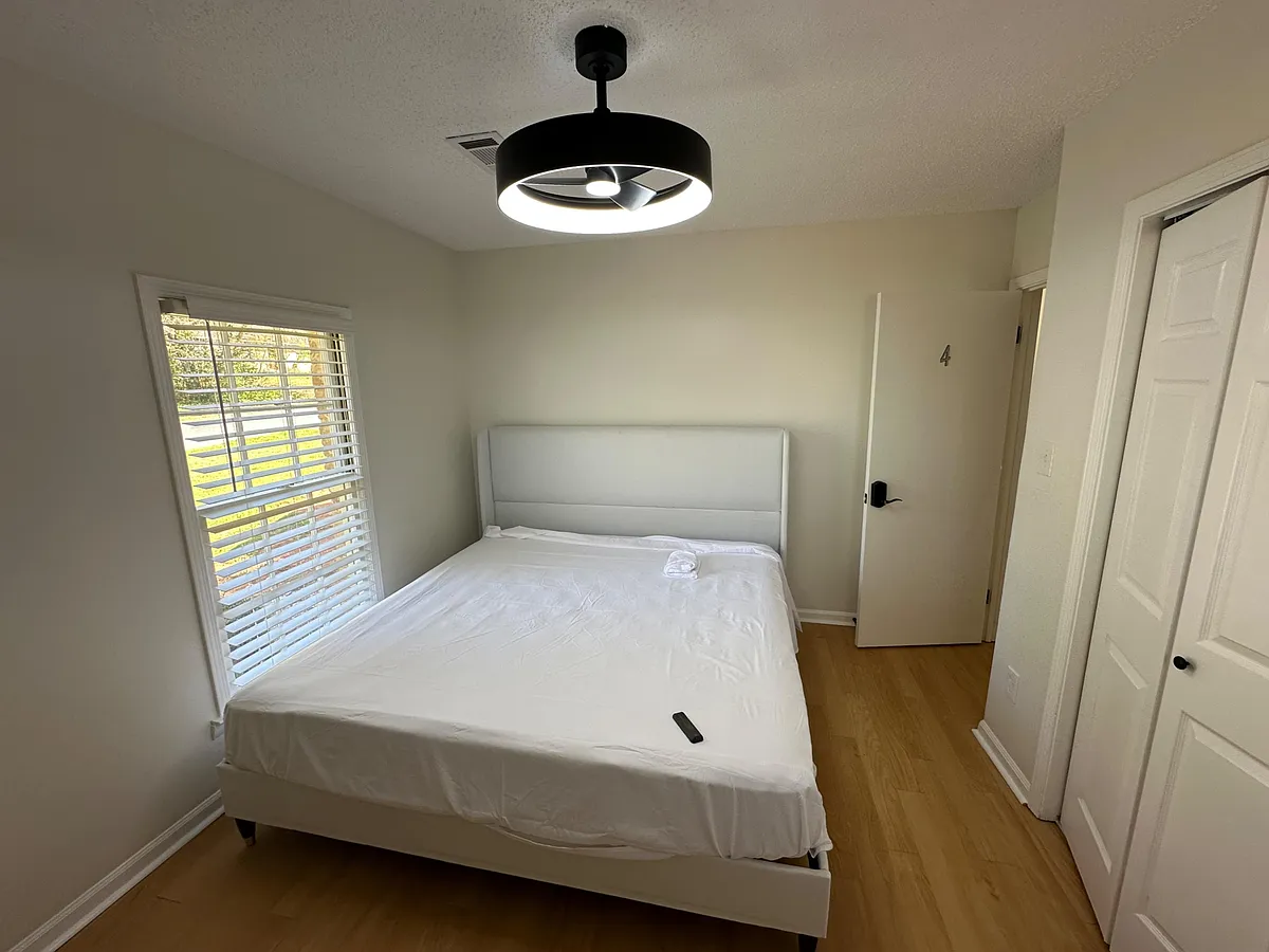 Bedroom 4 w/ King bed - Highpoint Rd