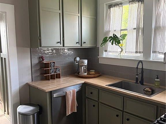 5th image of 119 N Carlen St