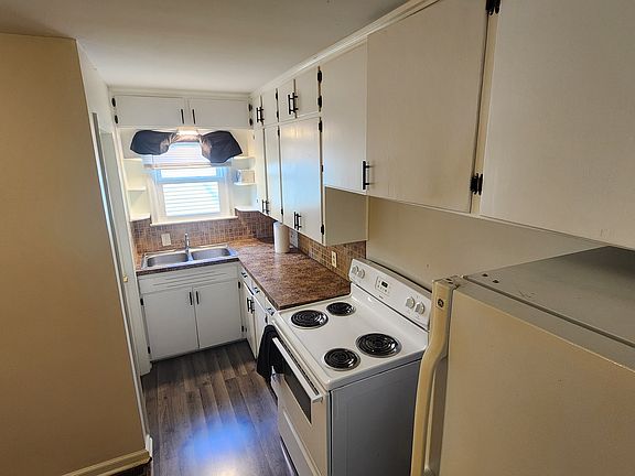 2nd image of 2228 SW Macvicar Ave
