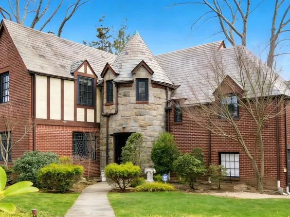 12 Longview Pl, Great Neck, NY 11021