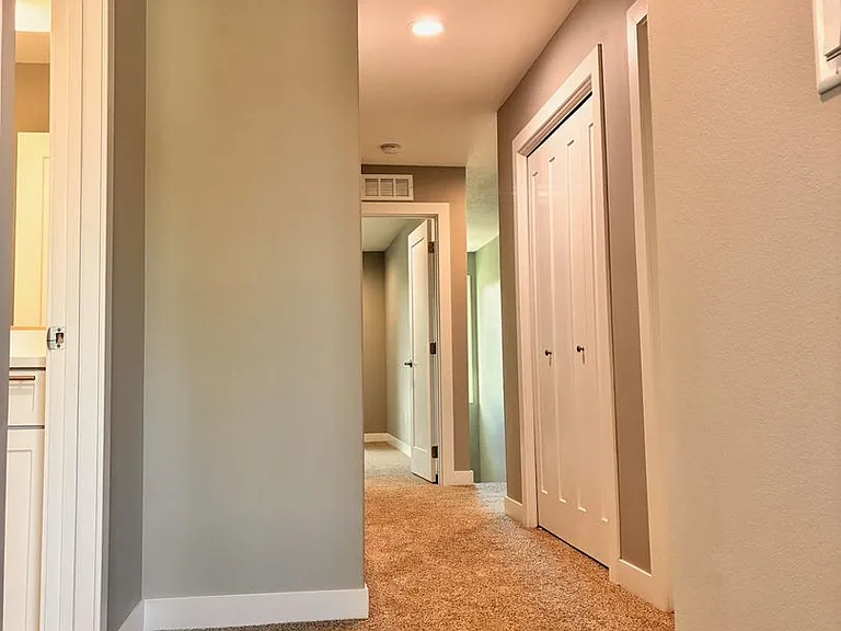 750 SE Westown Pkwy — Photo 8