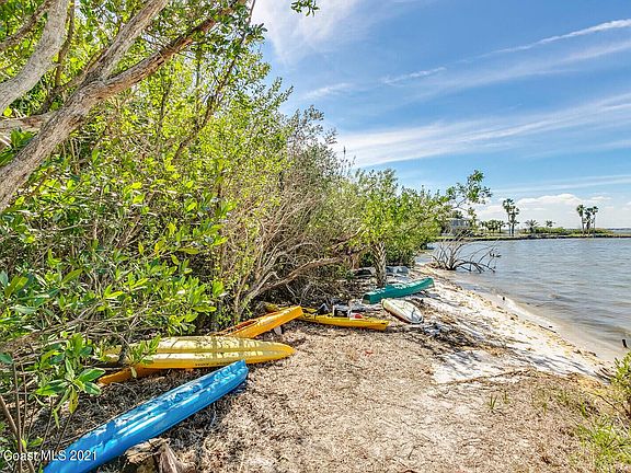 5th image of 330 Island Dr