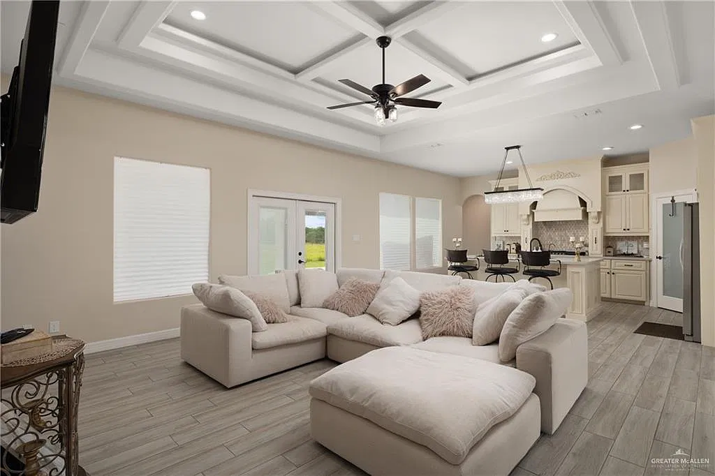 3 bed, 2.5 bath, 1967 sqft, $4,000 — Photo 4