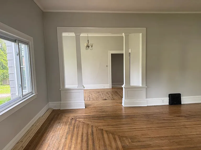 425 E State St — Photo 2