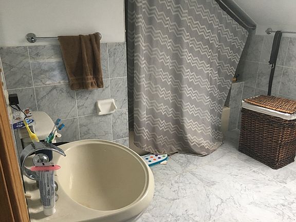 Full Bath, has sun light