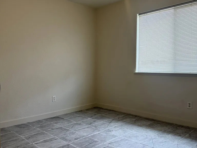 614 Barbara Ct — Photo 16