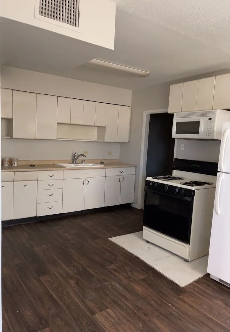 Henderson - 3 Bedrooms - 1 Baths - Corner Lot — Photo 4