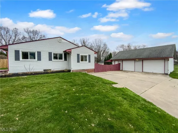 1231 Treasch Dr, Cuyahoga Falls, OH 44221