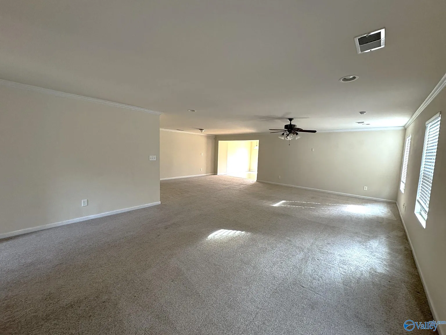 3 bed, 2.0 bath, 2463 sqft, $1,900 — Photo 4