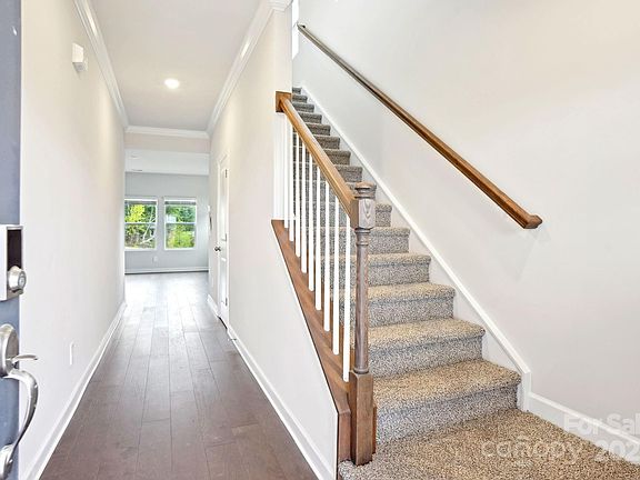 4th image of 410 Luna Ln
