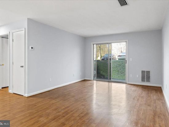 14903 Rydell Rd APT 104, Centreville, VA 20121