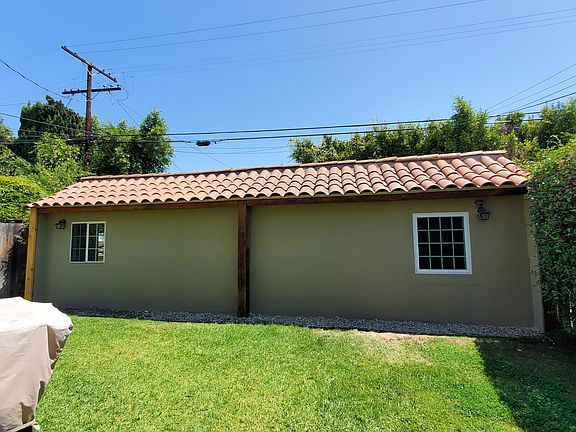 Large shared yard leading to the private guest house.