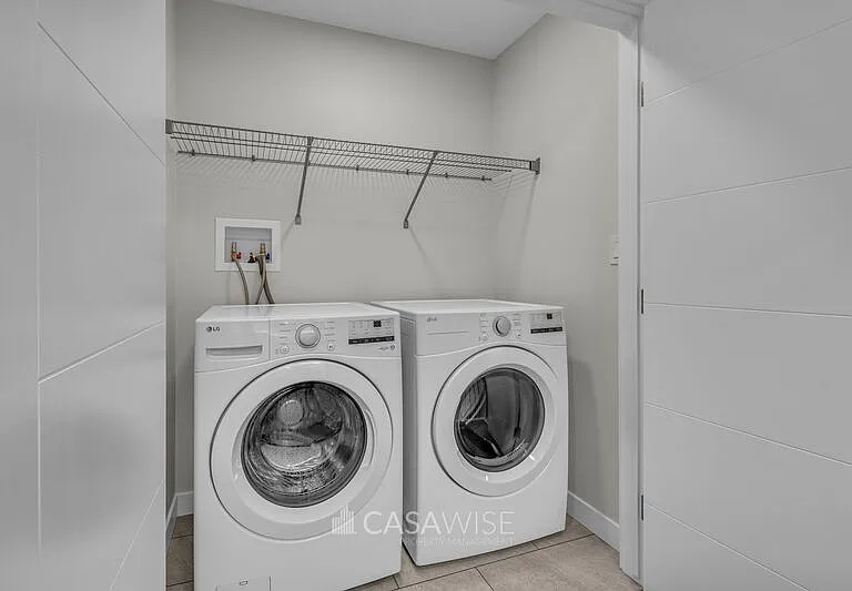 1071 Berg Pl — Photo 18