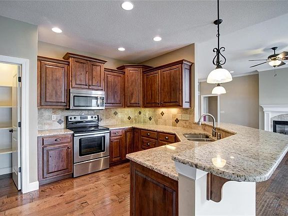 5th image of 820 Locharno Dr