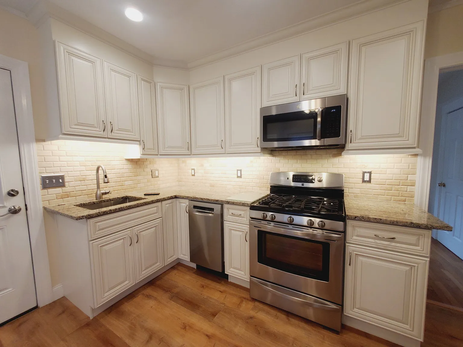 3 bed, 1.0 bath, 915 sqft, $2,800 — Photo 1