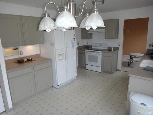 5th image of 32645 Kelly Blvd #109