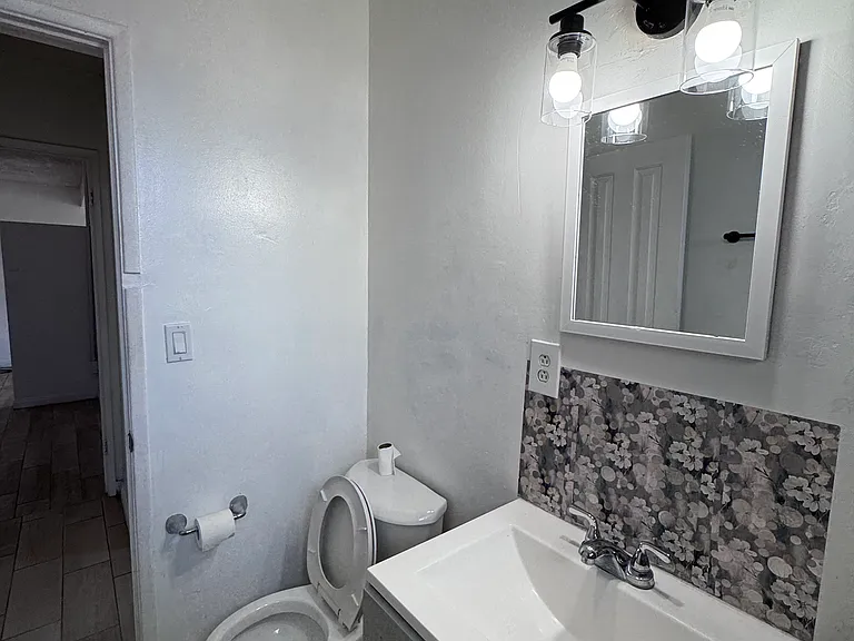 2770 1/2 Glenwood Pl — Photo 12