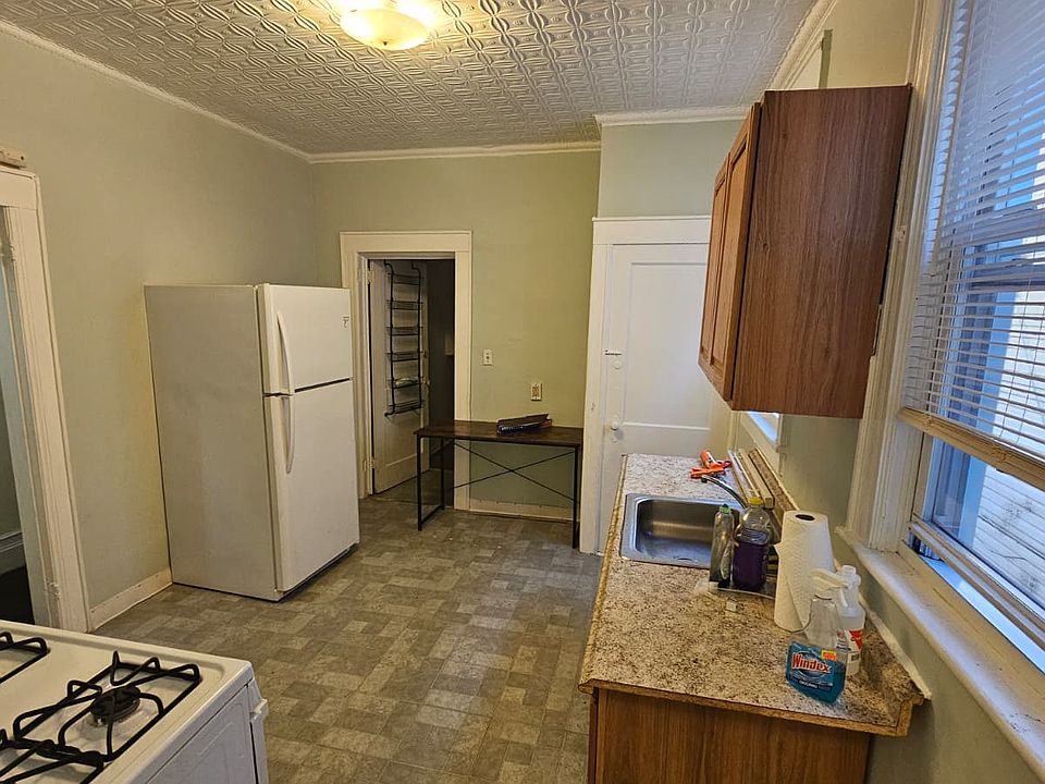 Eat-In Kitchen