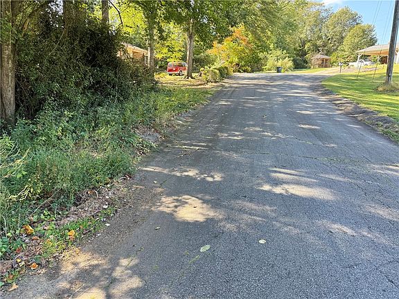 4th image of 305 Creek Dr