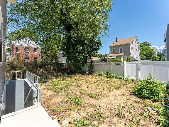 5th image of 10815 171st St