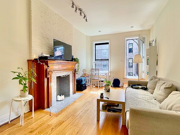 4th image of 130 W 75th St APT 2D