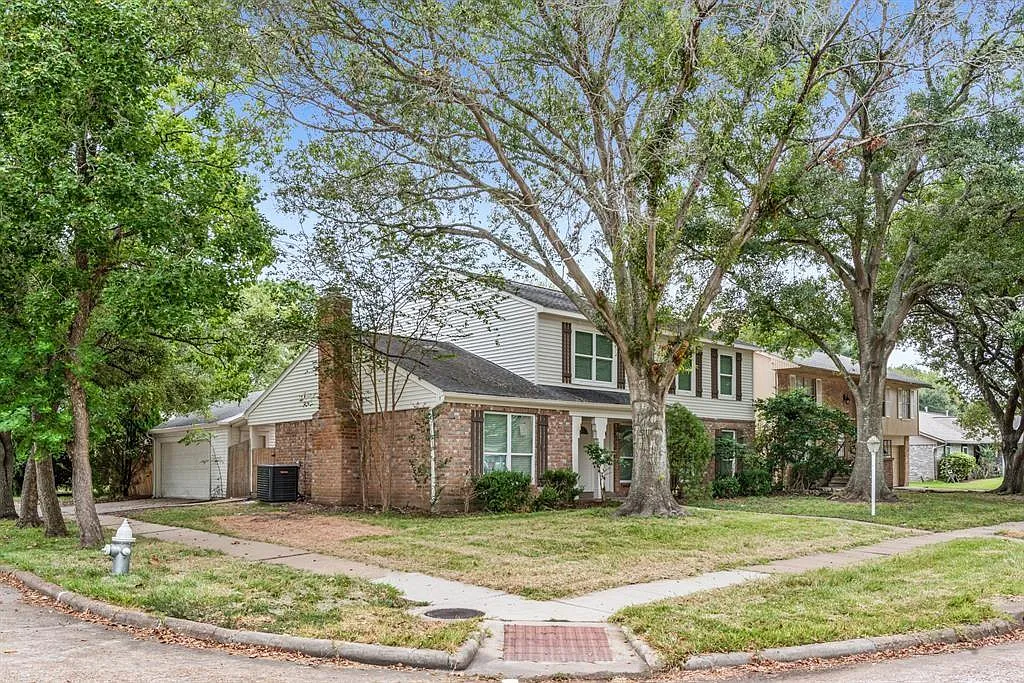4 bed, 2.5 bath, 2420 sqft, $2,350 — Photo 2