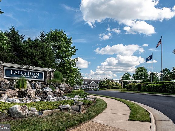 4th image of 332 Bridgewater Cir