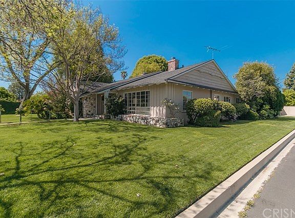 4th image of 8973 Oak Park Ave
