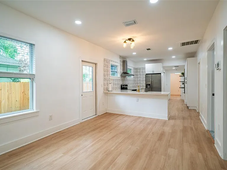 6704 N Taliaferro Ave — Photo 11