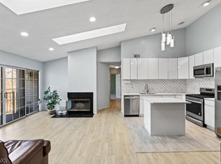 25 Chelsea Ct #25, Franklin Park, NJ