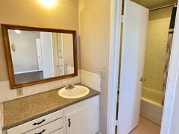 4th image of 1809 S Lincoln St #8