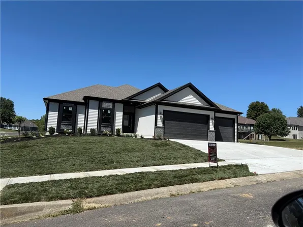 504 Blackhawke Dr, Smithville, MO 64089