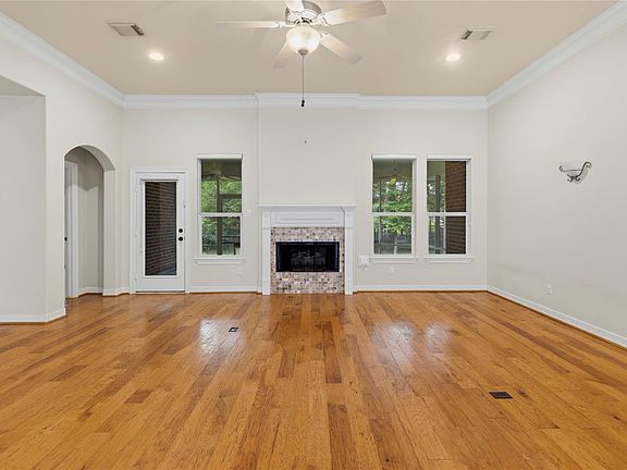 4th image of 106 Lazy Springs Dr