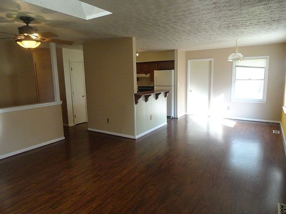 3rd image of 122 Campbell Ln