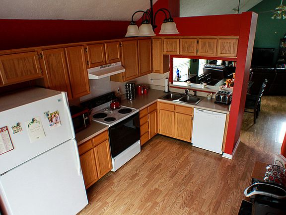 Kitchen w/Pass-Through Bar!