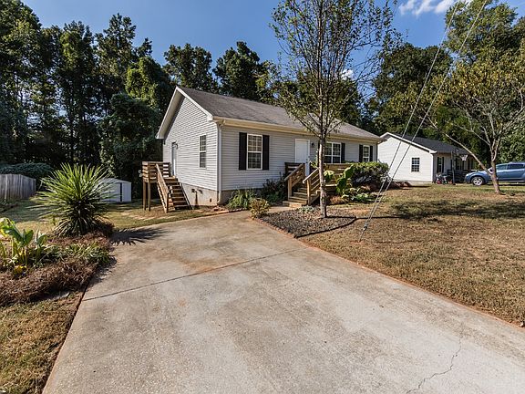 3rd image of 814 King Arthur Dr