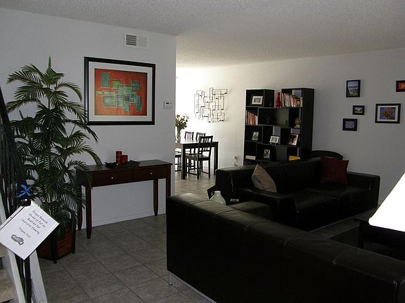 Living Room/Entrance