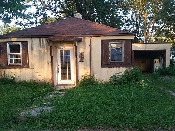 2nd image of 142 N Hawkins Ave