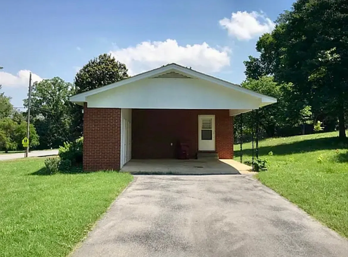 3 bed, 1.5 bath, 1281 sqft, $1,800 — Photo 2