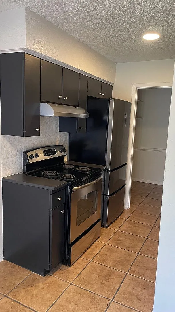 Great 2 Bed/ 1 Bath With Easy Access to 183/290 and 35 — Photo 4