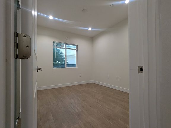 4th image of 14411 Vanowen St #110