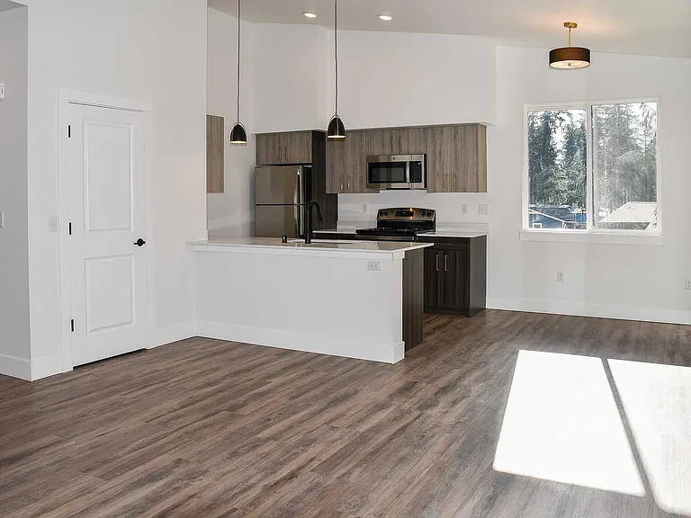 Lakeview Apartments — Photo 21