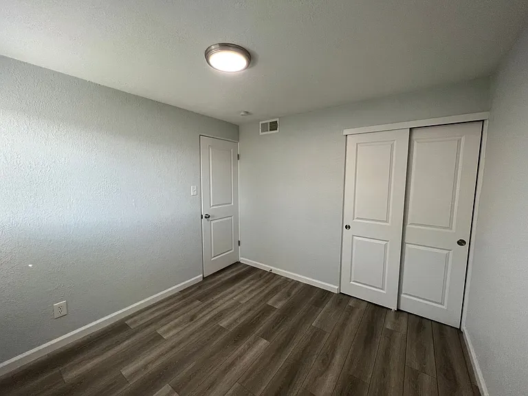 Beautifully Renovated 2 bedroom in Aurora! Right on the park and close to Stanley Marketplace! — Photo 11