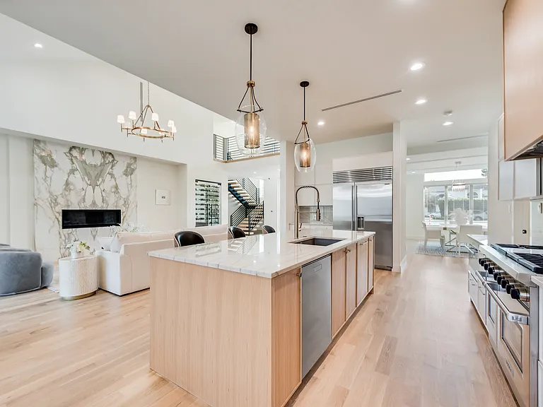 6411 Royal Ln — Photo 2