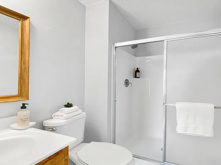 1020 NE Queens Ct — Photo 11